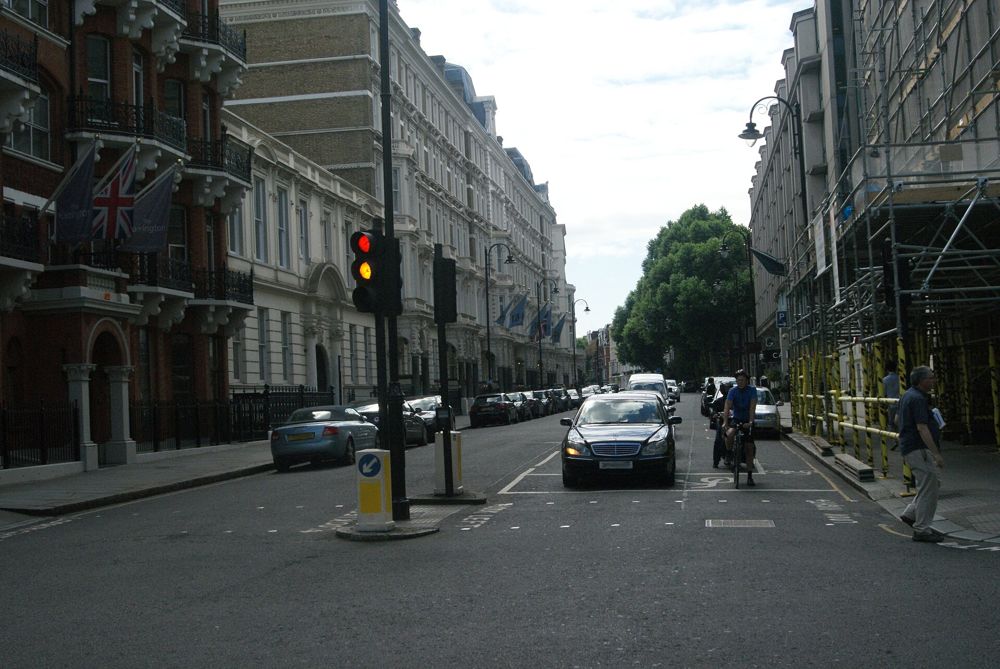 Harrington Gardens widziane od Gloucester Road (widok ulicy, nie budynku hotelu)