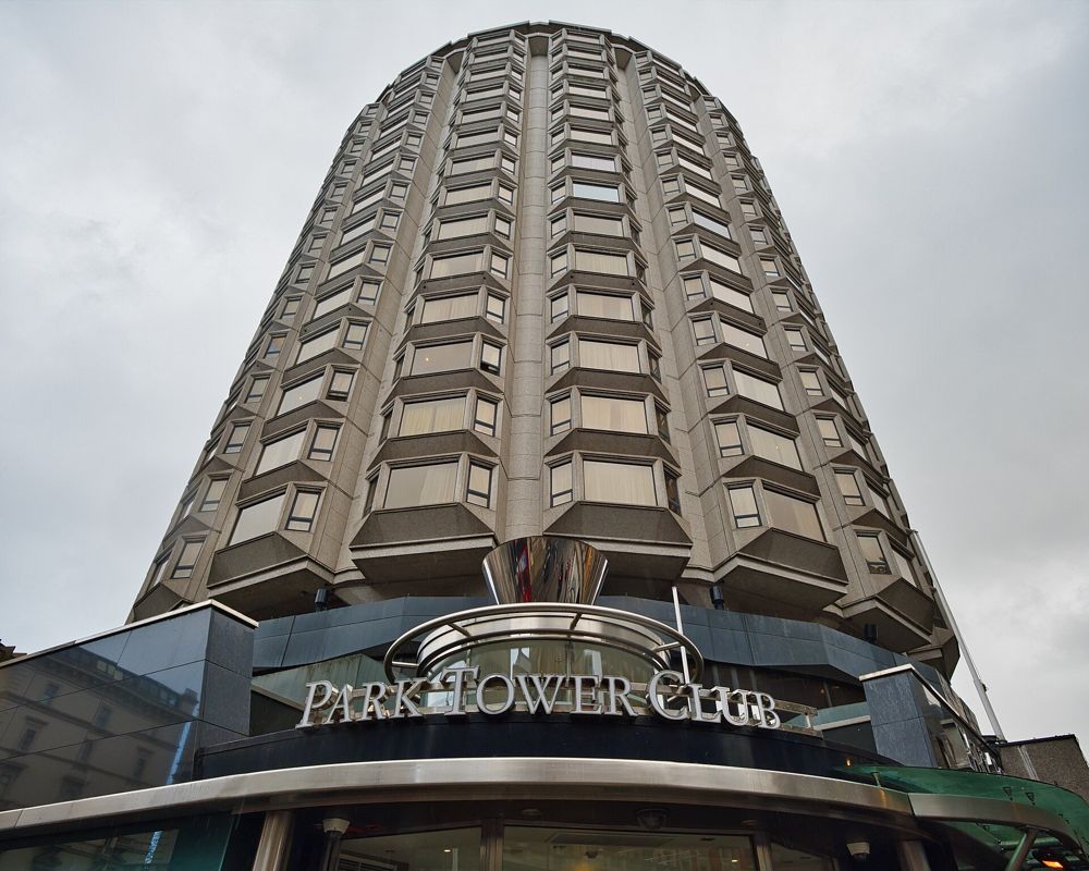 The Park Tower w Knightsbridge z daszkiem wejścia do kasyna na poziomie ulicy