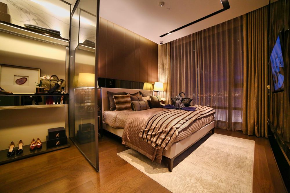 A contemporary hotel bedroom