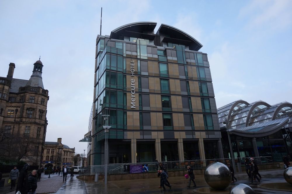 Budynek hotelu przy Norfolk Street obok Winter Garden (sfotografowany jako Mercure; dziś voco Sheffield)