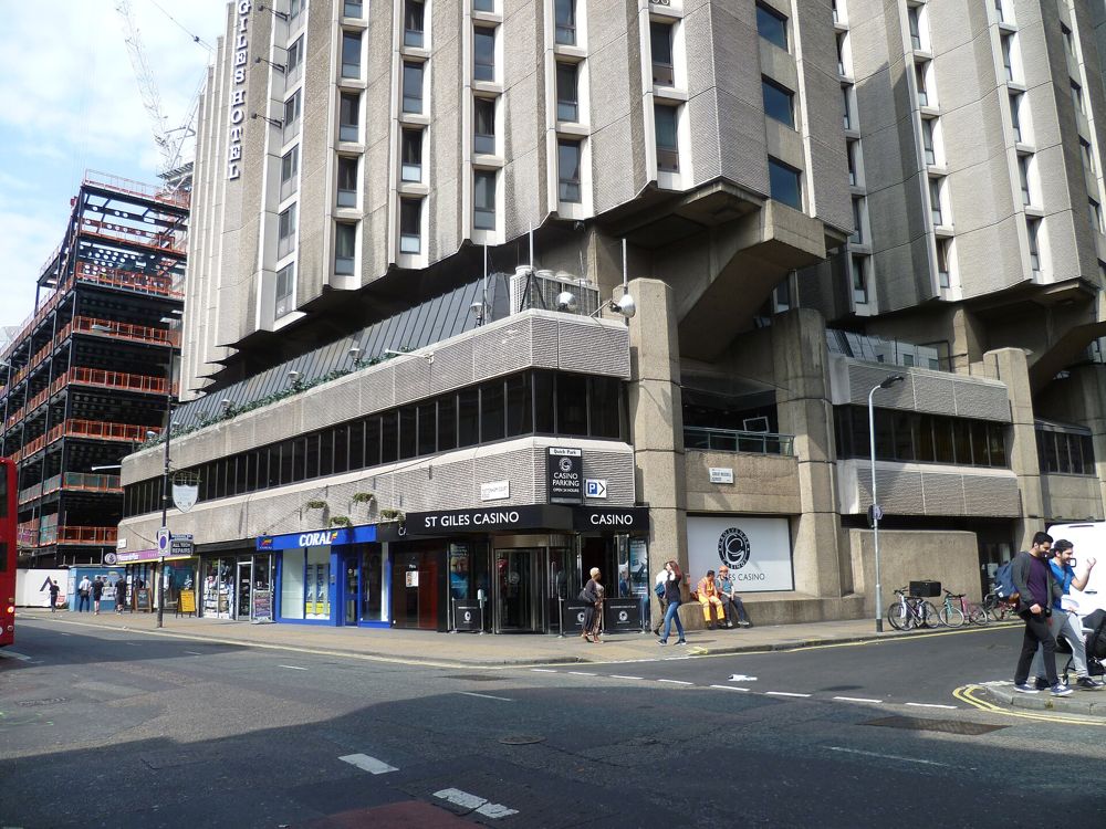 Budynek St Giles przy Tottenham Court Road z szyldem kasyna na poziomie ulicy